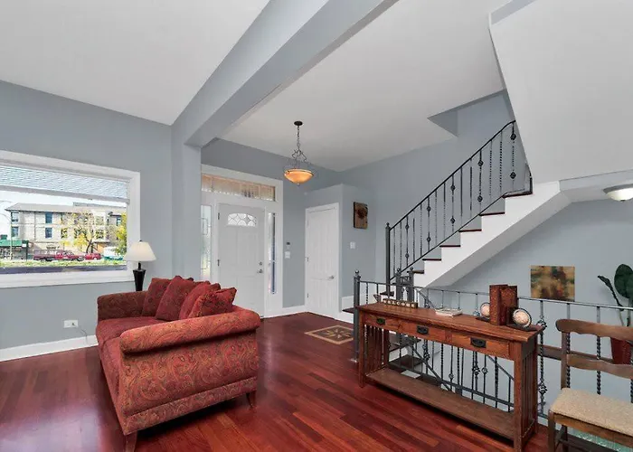 Beautiful 6-bedroom, Private Mansion With Hot Tub Chicago