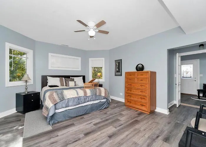 Beautiful 6-bedroom, Private Mansion With Hot Tub Holiday home Chicago