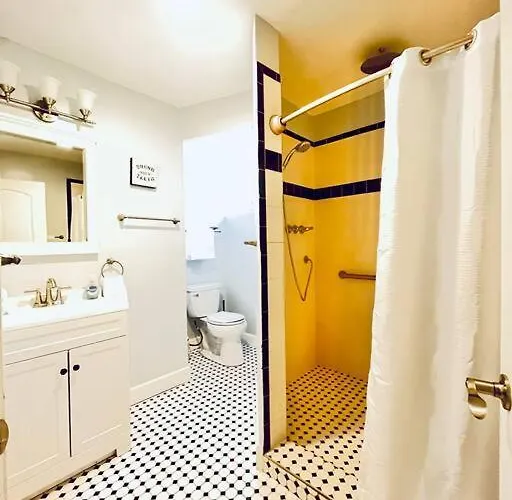 Beautiful 6-bedroom, Private Mansion With Hot Tub Holiday home