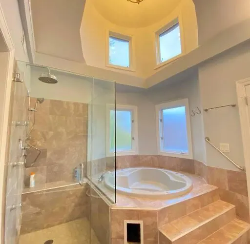 Beautiful 6-bedroom, Private Mansion With Hot Tub Holiday home Chicago