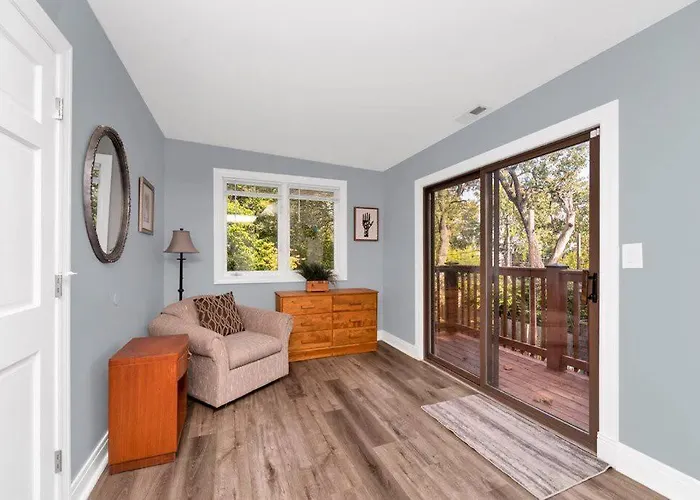 Beautiful 6-bedroom, Private Mansion With Hot Tub Holiday home