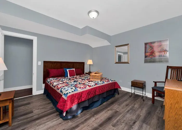 Beautiful 6-bedroom, Private Mansion With Hot Tub Chicago