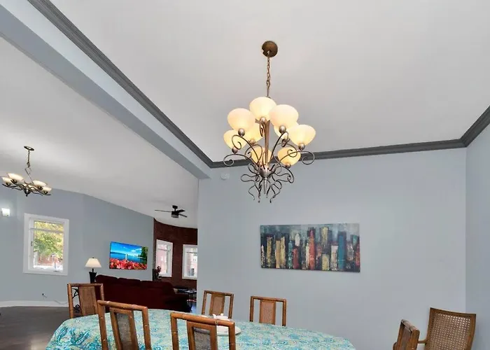 Beautiful 6-bedroom, Private Mansion With Hot Tub Holiday home *