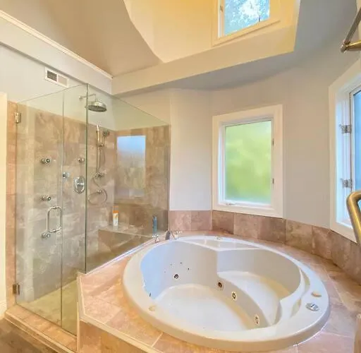 Beautiful 6-bedroom, Private Mansion With Hot Tub Holiday home