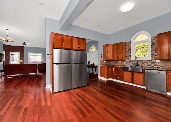 Beautiful 6-bedroom, Private Mansion With Hot Tub Holiday home *